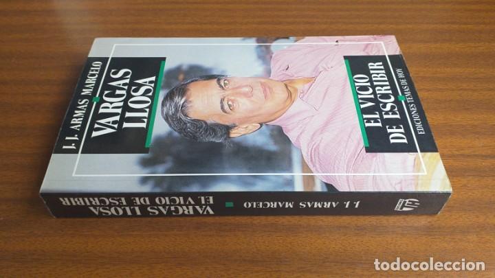 Libros de segunda mano: Vargas Llosa &bull; El vicio de escribir --- J. J. Armas Marcelo / Dedicatoria - Foto 2
