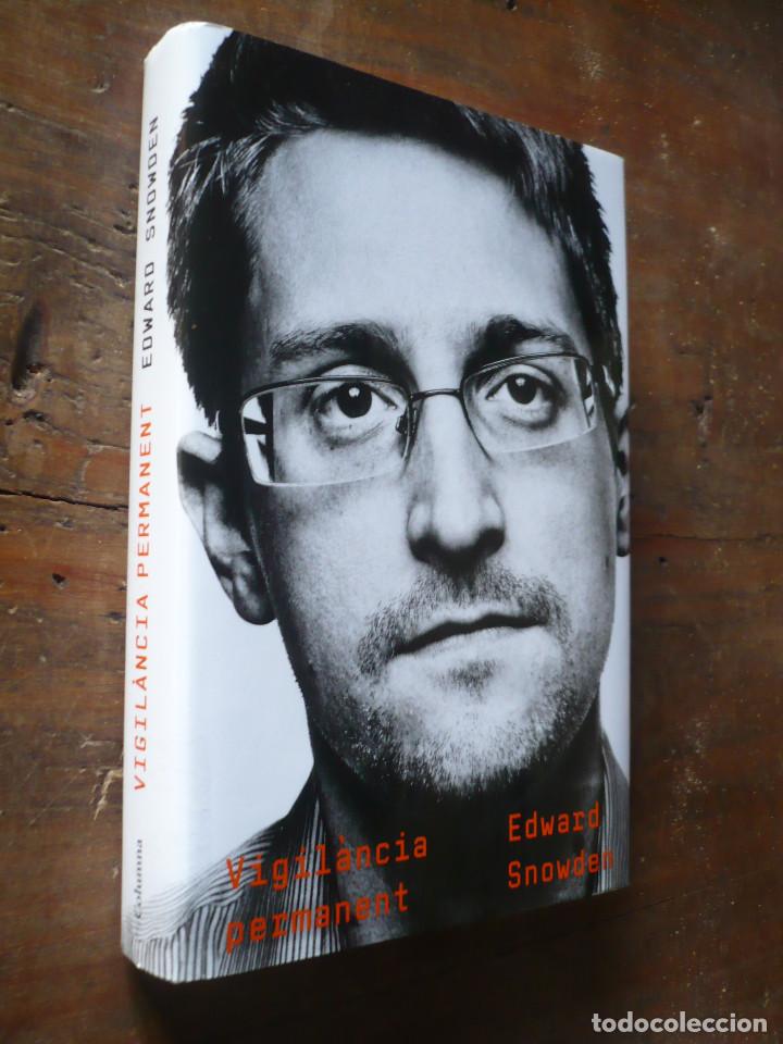 Libros de segunda mano: Edward Snowden, Vigil&agrave;ncia Permanent, en catalan. - Foto 1
