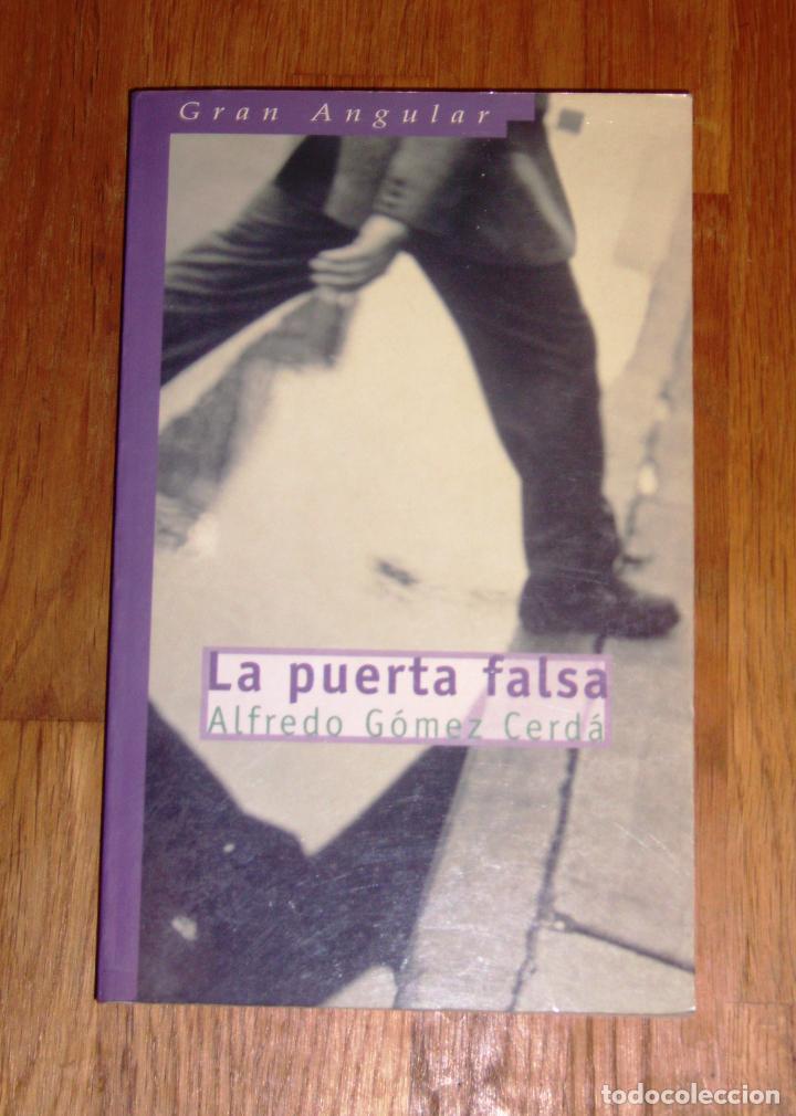 Libros de segunda mano: G&Oacute;MEZ CERD&Aacute;, Alfredo. La puerta falsa (Gran Angular ; 210) - Foto 1