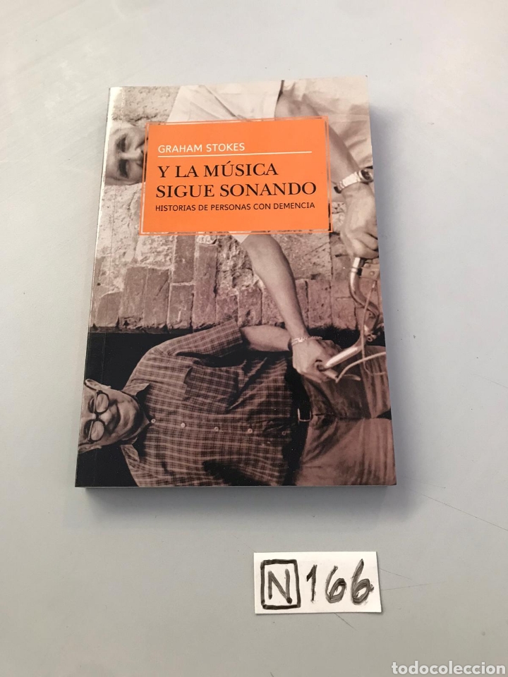 Libros de segunda mano: Y La M&uacute;sica Sigue Sonando - Foto 1