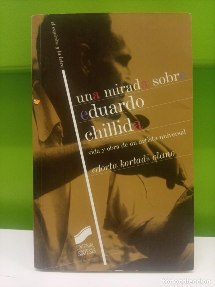 Libros de segunda mano: UNA MIRADA SOBRE EDUARDO CHILLIDA - 9788497561013 - Foto 1