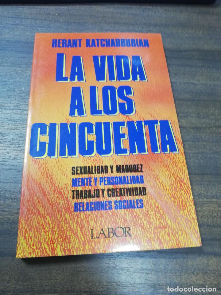 Libros de segunda mano: LA VIDA A LOS CINCUENTA. HERANT KATCHADOURIAN. 1997. - Foto 1