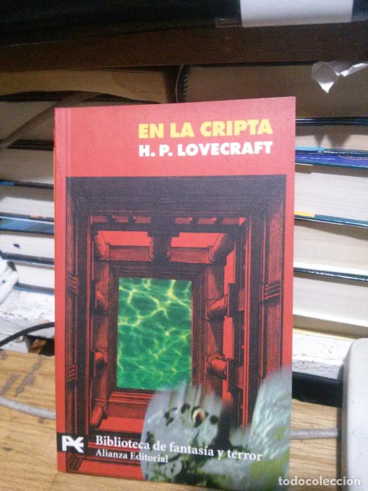 Libros de segunda mano: EN LA CRIPTA, H.P. LOVECRAFT, ED. ALIANZA - Foto 1