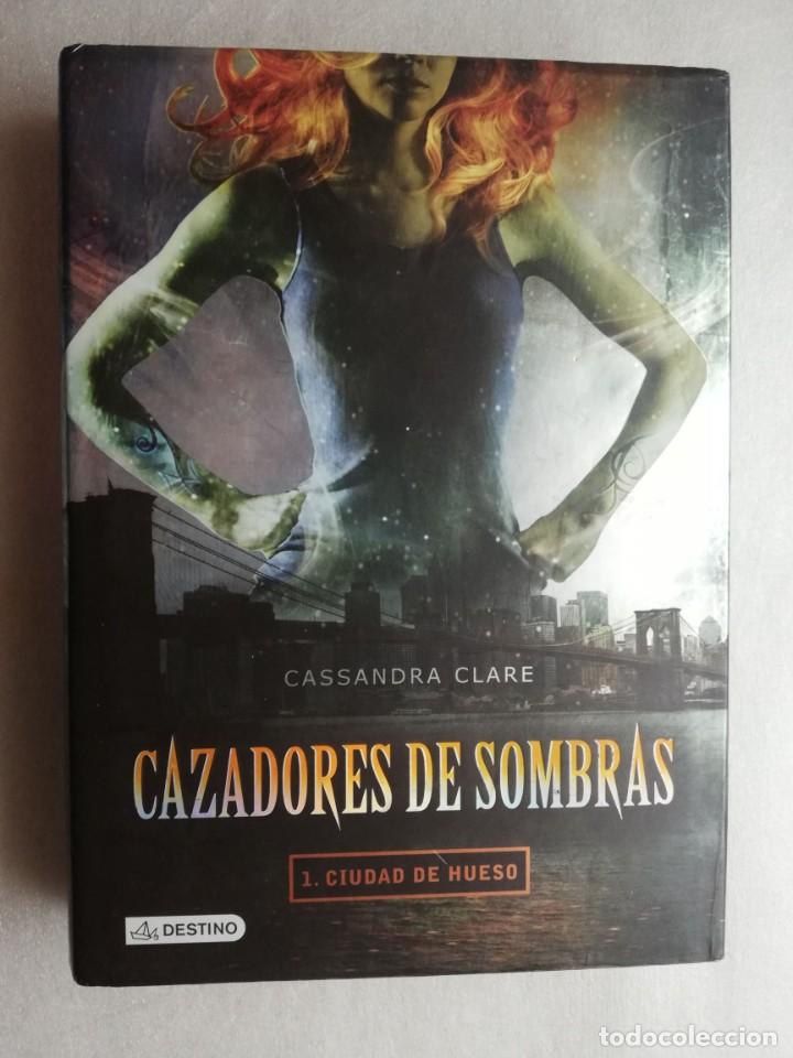 Libros de segunda mano: CIUDAD DE HUESO. CAZADORES DE SOMBRAS 1 - CASSANDRA CLARE - Foto 1