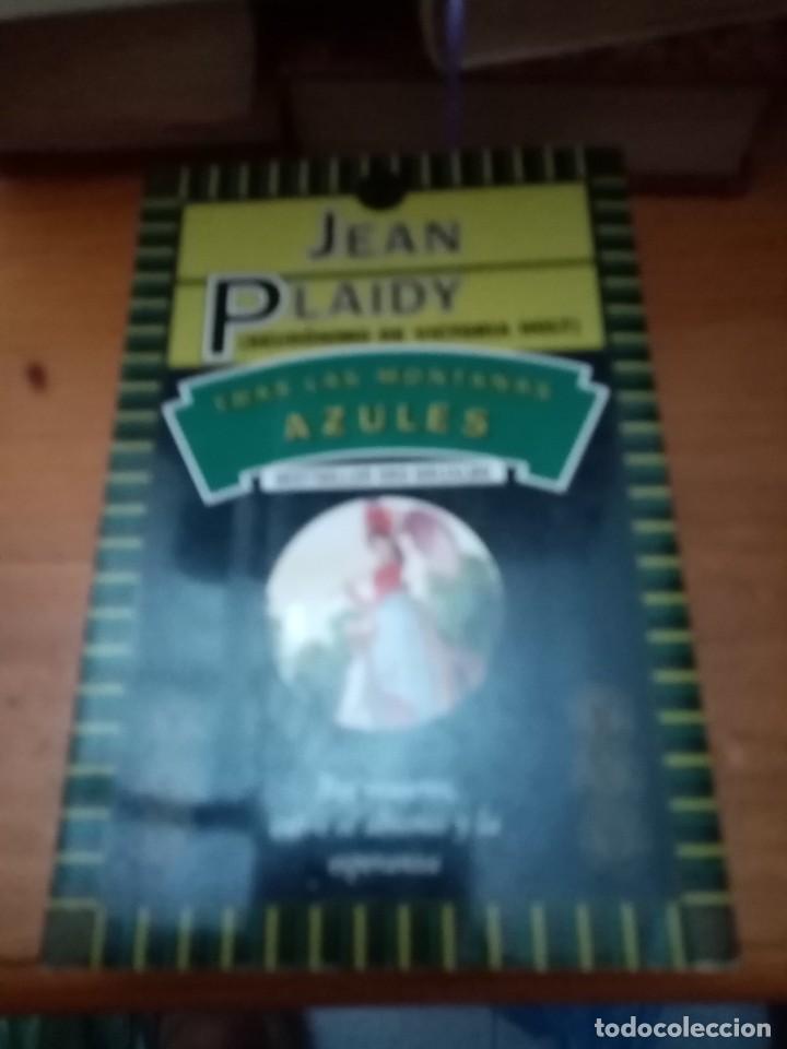 Libros de segunda mano: TRAS LAS MONTA&Ntilde;AS AZULES. JEAN PLAIDY. EST16B1 - Foto 1