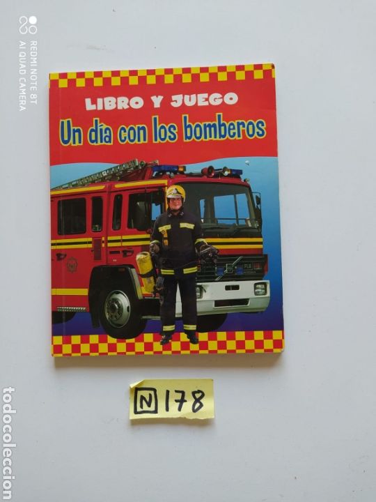 Libros de segunda mano: Libro y juego un d&iacute;a con los bomberos - Foto 1
