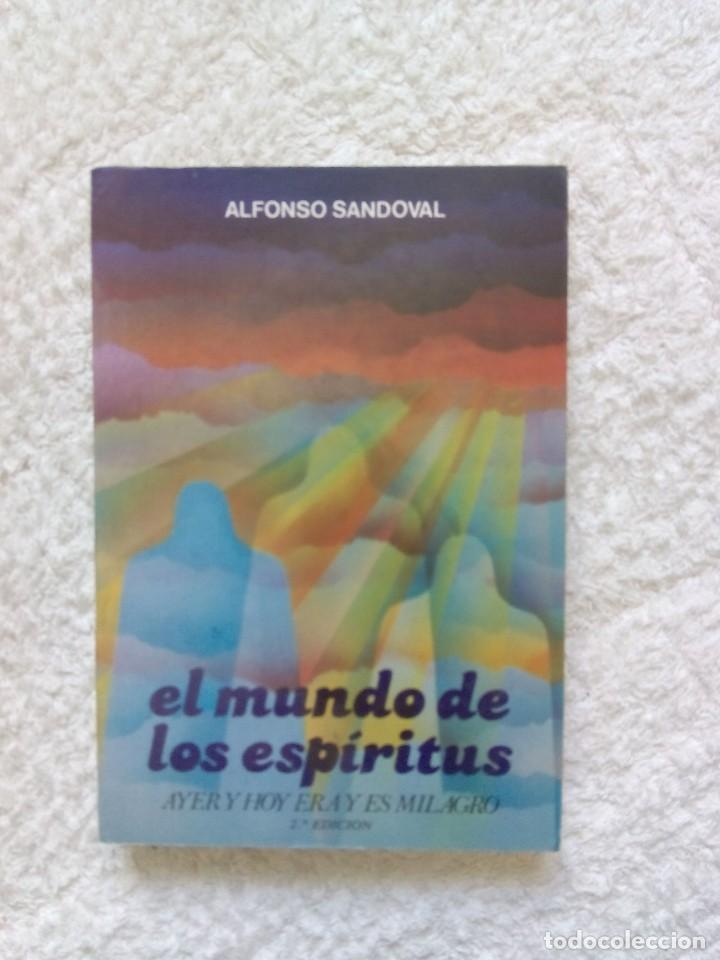 Libros de segunda mano: EL MUNDO DE LOS ESP&Iacute;RITUS / ALFONSO SANDOVAL - Foto 1