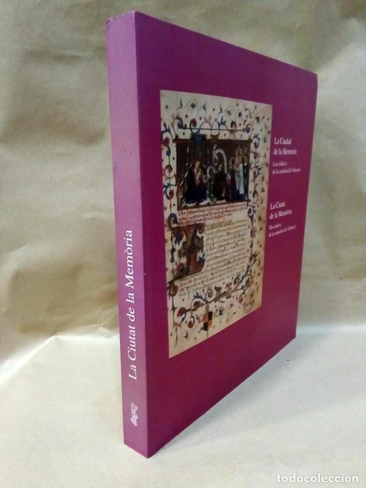 Libros de segunda mano: LA CIUDAD DE LA MEMORIA. LOS C&Oacute;DICES DE LA CATEDRAL DE VALENCIA. LA CIUTAT DE LA MEM&Ograve;RIA. ELS C&Ograve;DEXS - Foto 2