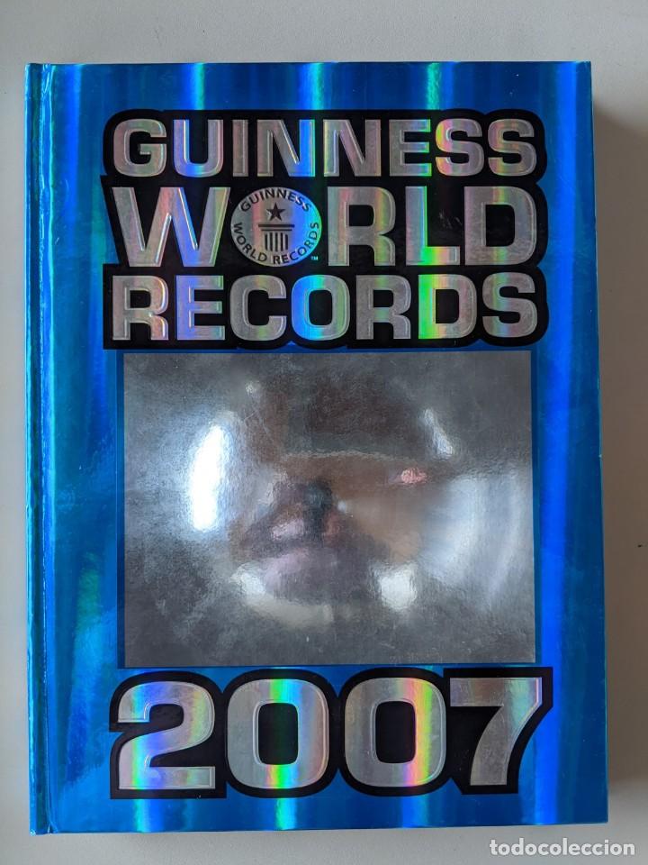 Libros de segunda mano: GUINESS WORLD RECORDS 2007 - Foto 1