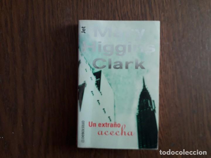 Libros de segunda mano: libro usado, Un extra&ntilde;o acecha, Mary Higgins Clark. Debolsillo. - Foto 1