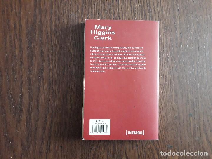 Libros de segunda mano: libro usado, Un extra&ntilde;o acecha, Mary Higgins Clark. Debolsillo. - Foto 2
