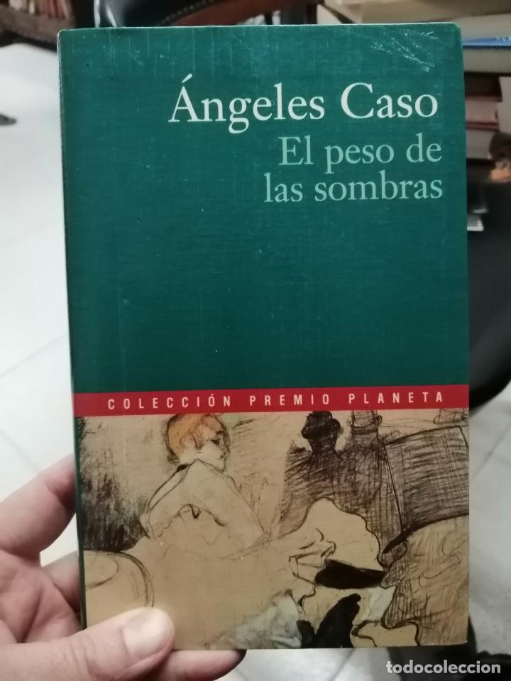 Libros de segunda mano: El peso de las sombras. &Aacute;ngeles Caso. - Foto 1