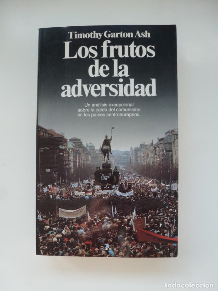 Libros de segunda mano: LOS FRUTOS DE LA ADVERSIDAD. TIMOTHY GARTON ASH. NUEVO - Foto 1