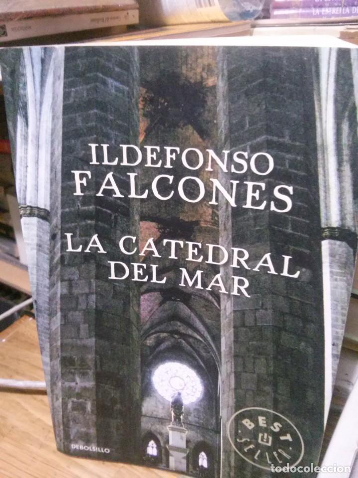 Libros de segunda mano: LA CATEDRAL DEL MAR, ILDEFONSO FALCONES, ED. DEBOLSILLO - Foto 1