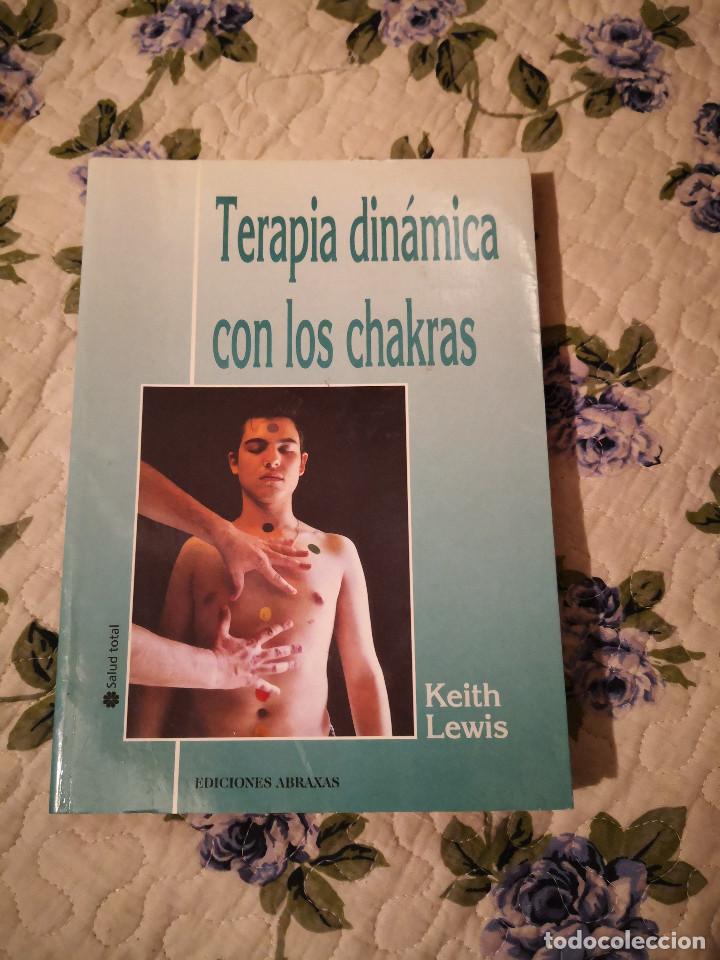 Libros de segunda mano: LIBRO TERAPIA DIN&Aacute;MICA CON LOS CHAKRAS KEITH LEWIS - Foto 1