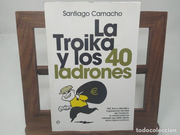 Libros de segunda mano: La Troika y los 40 ladrones - Santiago Camacho. Primera edicion 2012 - Foto 1