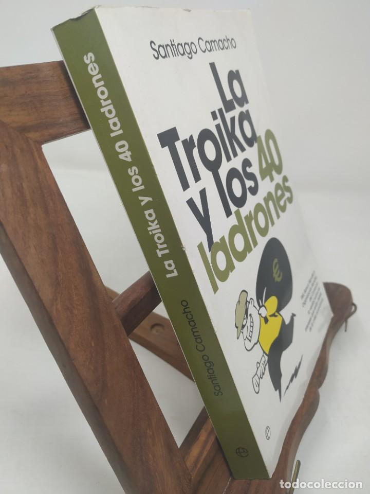 Libros de segunda mano: La Troika y los 40 ladrones - Santiago Camacho. Primera edicion 2012 - Foto 2