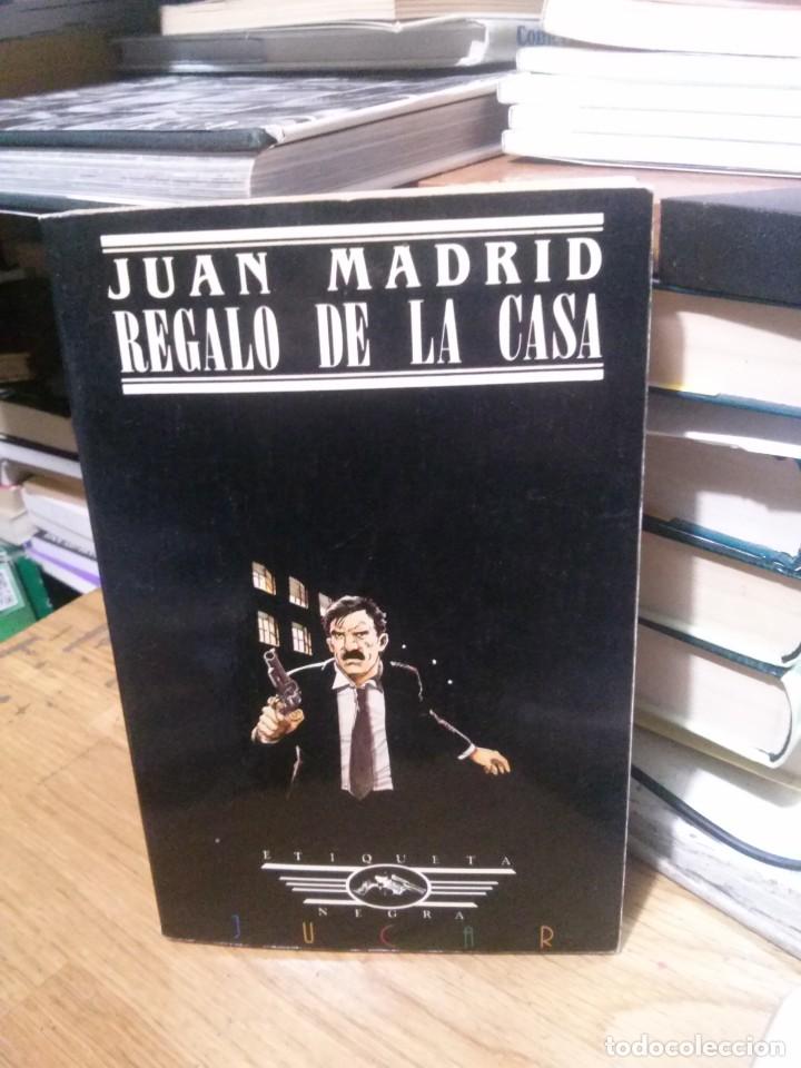 Libros de segunda mano: REGALO DE LA CASA, JUAN MADRID, ED. JUCAR - Foto 1