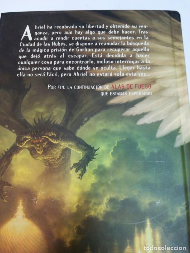 Libros de segunda mano: LAURA GALLEGO Alas negras SA2436 - Foto 2