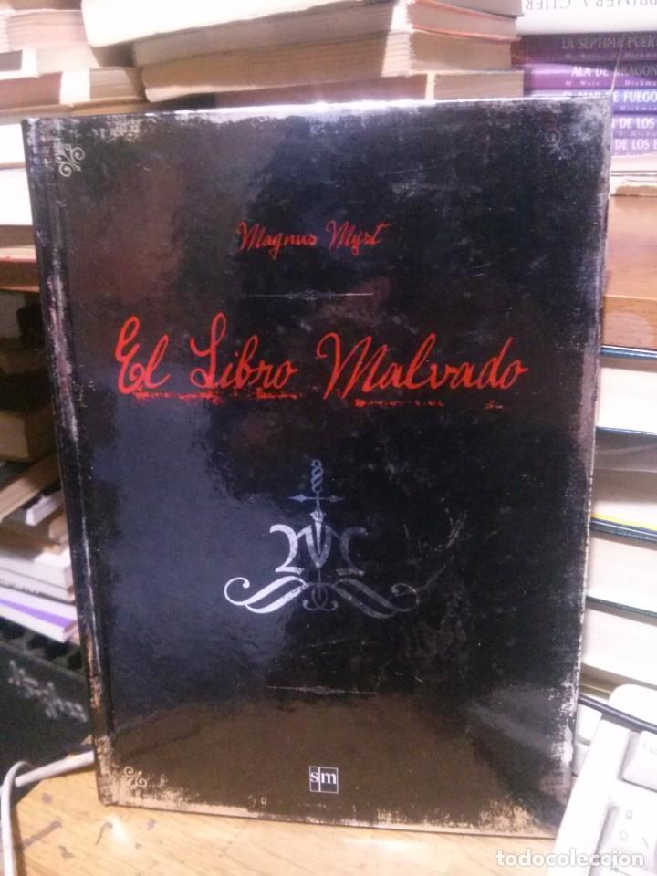 Libros de segunda mano: EL LIBRO MALVADO, MAGNUS MYST, ED. SM - Foto 1
