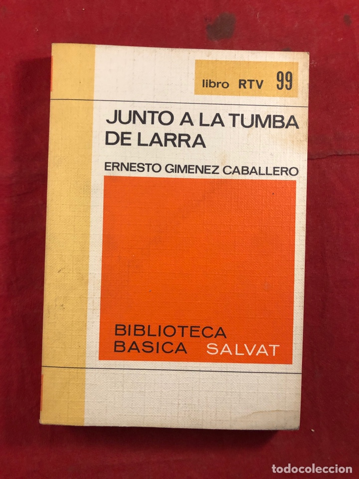 Libros de segunda mano: Junto a la tumba de Larra - Foto 1