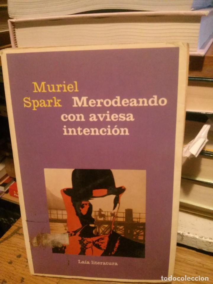 Libros de segunda mano: MERODEANDO CON AVIESA INTENCION, MURIEL SPARK,ED. LAIA - Foto 1