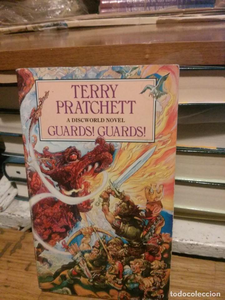 Libros de segunda mano: GUARDS! GUARDS!, TERRY PRATCHET, ED. CORGI BOOKS - Foto 1