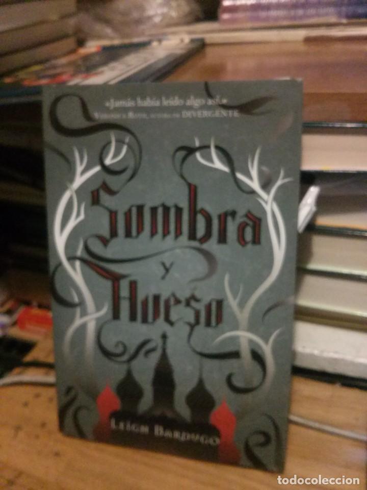 Libros de segunda mano: SOMBRAS Y HUESOS, LEIGH BARDUGO, ED. HIDRA - Foto 1