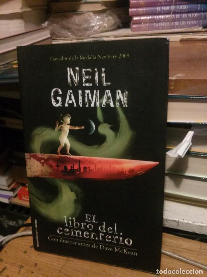 Libros de segunda mano: EL LIBRO DEL CEMENTERIO, NEIL GAIMAN, ED. ROCA - Foto 1