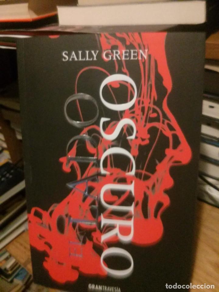 Libros de segunda mano: EL LADO OSCURO, SALLY GREEN, ED. GRAN TRAVES&Iacute;A - Foto 1