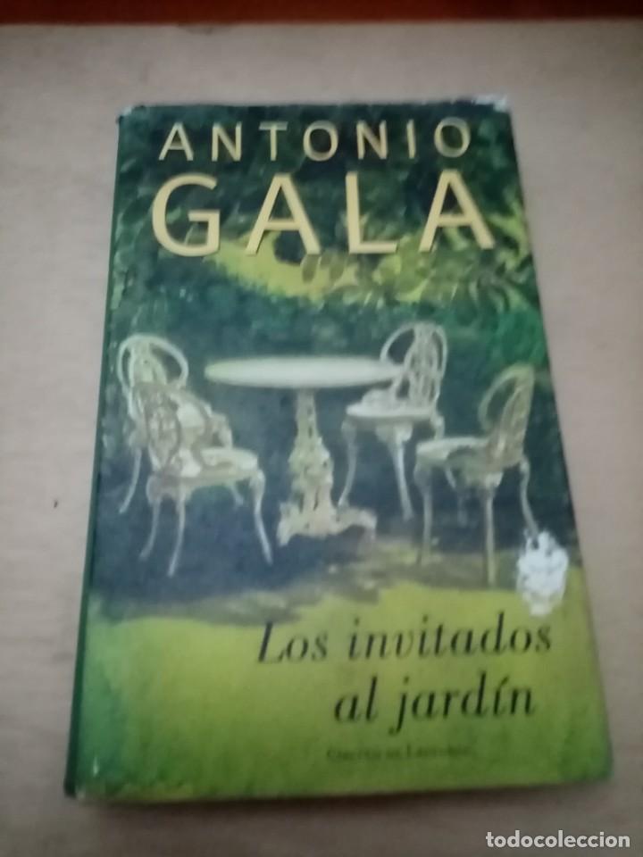 Libros de segunda mano: LOS INVITADOS AL JARD&Iacute;N. ANTONIO GALA. EST1B3 - Foto 1