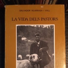 Libros de segunda mano: LA VIDA DELS PASTORS. SALVADOR VILARRASA I VALL. MUSEU FOLKLORIC DE SANT PERE DE RIPOLL.1981. RIPOLL. Lote 240079905