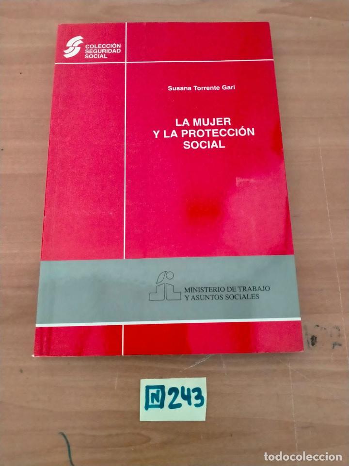 Libros de segunda mano: Y La Mujer Y La Protecci&oacute;n Social - Foto 1