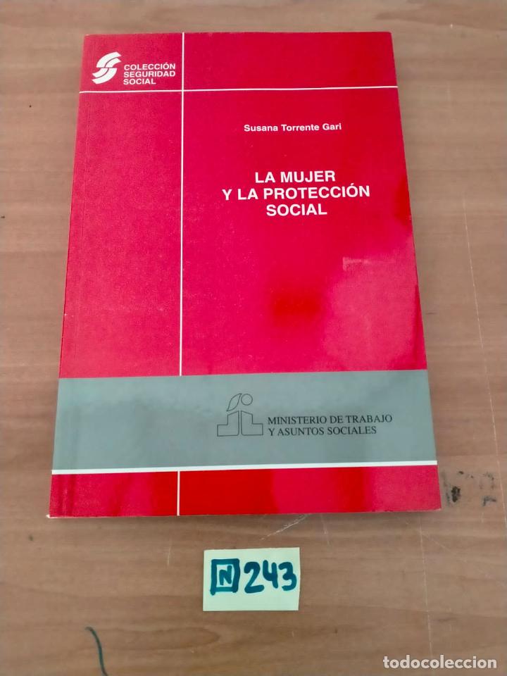 Libros de segunda mano: Y La Mujer Y La Protecci&oacute;n Social - Foto 1
