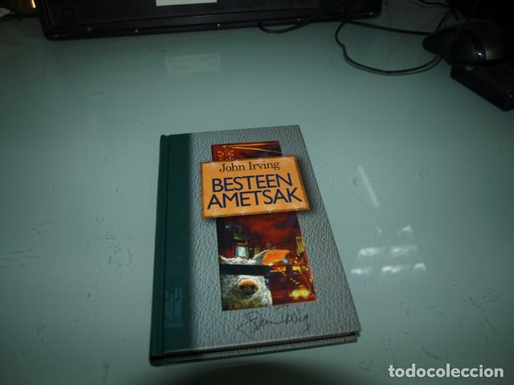 Libros de segunda mano: Jhon Irving, Besteen ametsak, Txalaparta - Foto 1