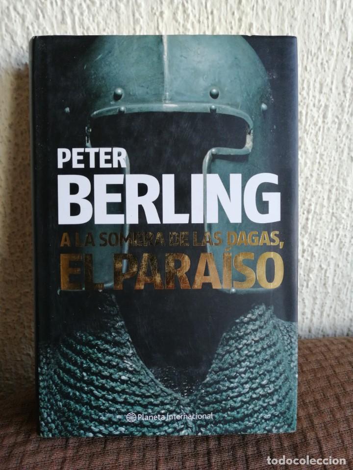 Libros de segunda mano: A la sombra de las dagas, el para&iacute;so. Peter Berling. Libro - Foto 1