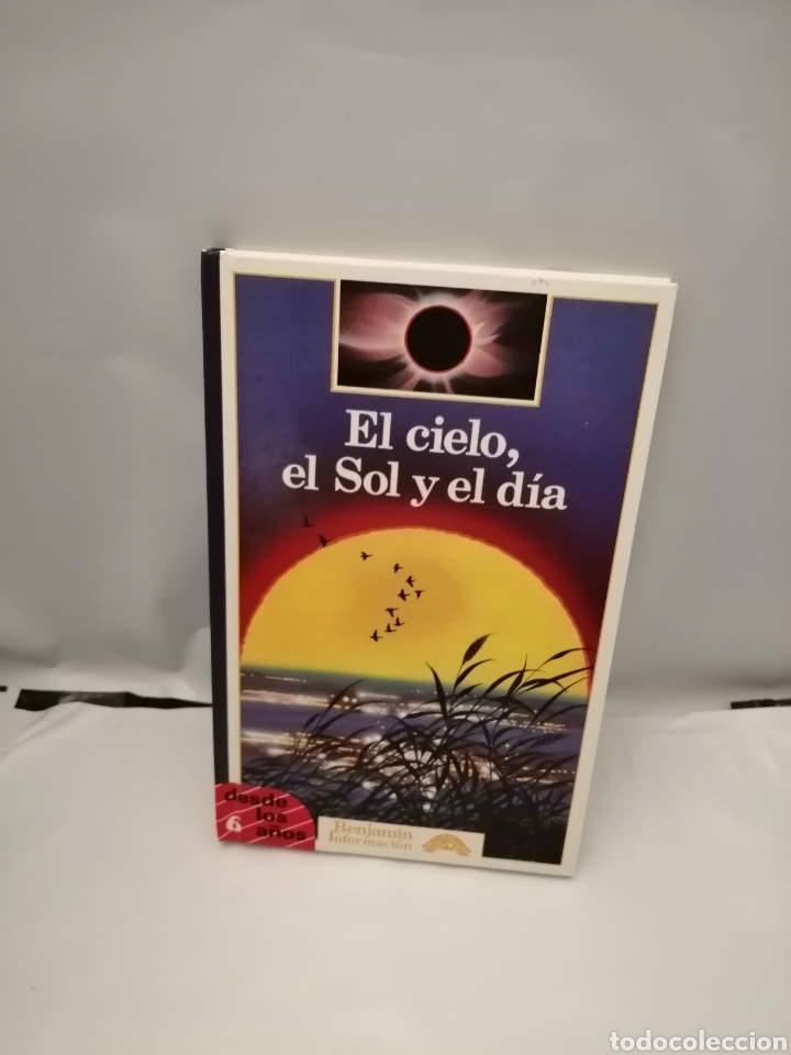 Libros de segunda mano: EL CIELO, EL SOL Y EL D&Iacute;A (COMO NUEVO) - Foto 1