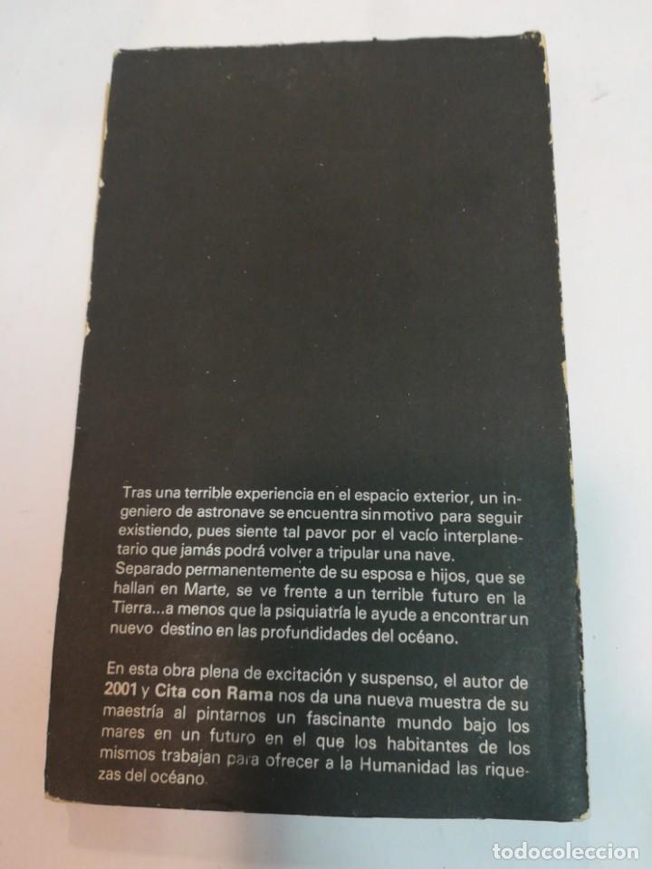 Libros de segunda mano: ARTHUR C. CLARKE En las profundidades SA3884 - Foto 2