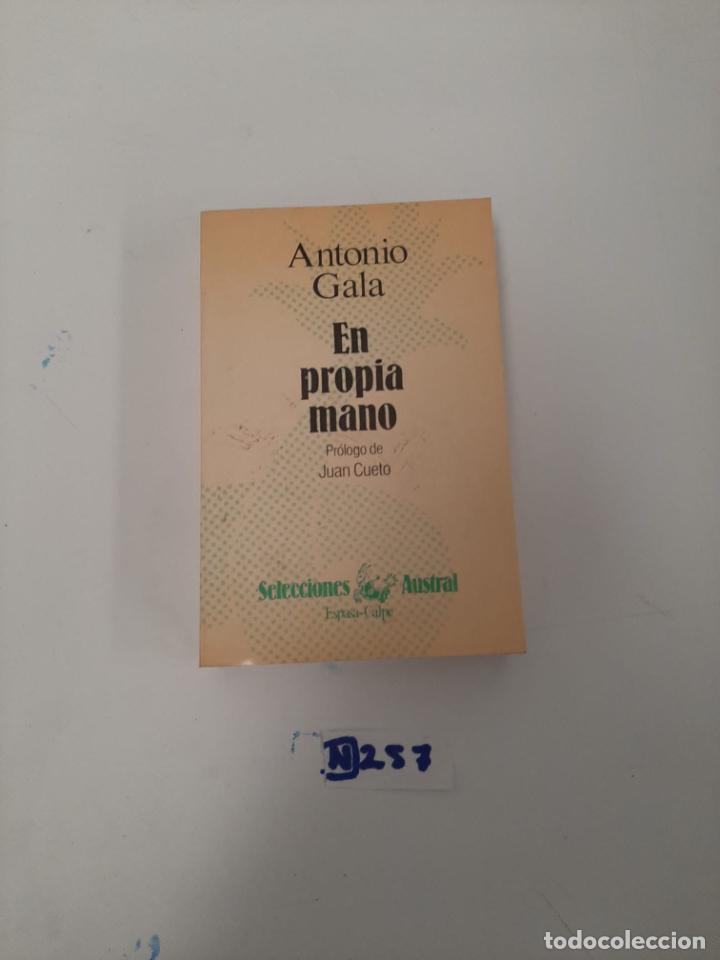 Libros de segunda mano: En propia mano - Foto 1