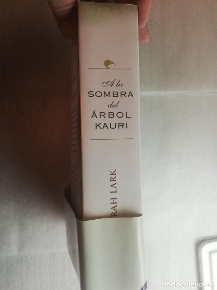 Libros de segunda mano: A LA SOMBRA DEL &Aacute;RBOL KAURI - SARAH LARK - Foto 2
