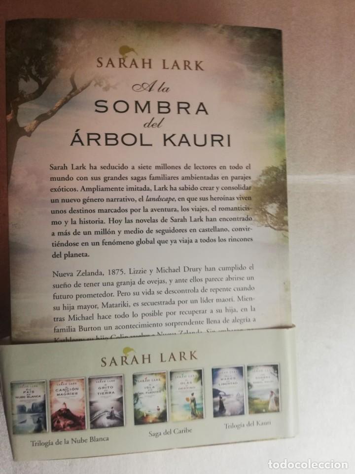Libros de segunda mano: A LA SOMBRA DEL &Aacute;RBOL KAURI - SARAH LARK - Foto 3