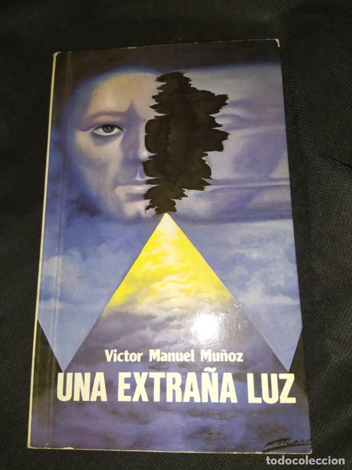 Libros de segunda mano: UNA EXTRA&Ntilde;A LUZ - Victor Manuel Mu&ntilde;oz - Foto 1