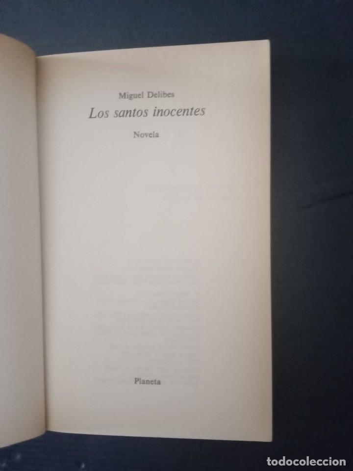 Libros de segunda mano: Miguel Delibes.Los Santos Inocentes. - Foto 2
