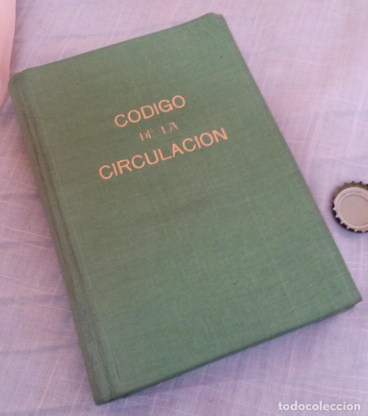 Libros de segunda mano: Libro. C&oacute;digo de la Circulaci&oacute;n. A&ntilde;o 1958. - Foto 1
