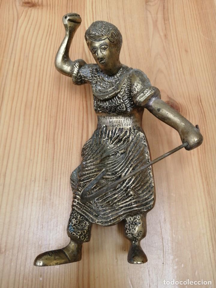 Libros de segunda mano: Figura de bronce de un herrero - Foto 1
