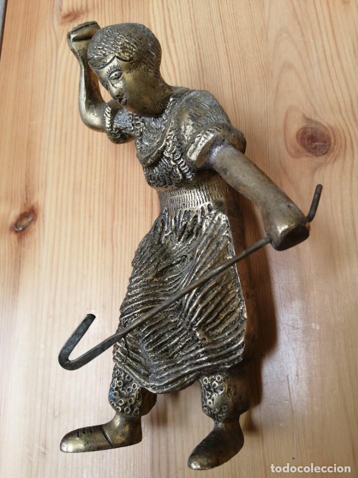 Libros de segunda mano: Figura de bronce de un herrero - Foto 2