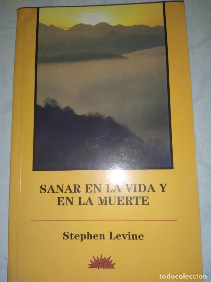 Libros de segunda mano: SANAR EN LA VIDA Y EN LA MUERTE - STEPHEN LEVINE - Foto 1