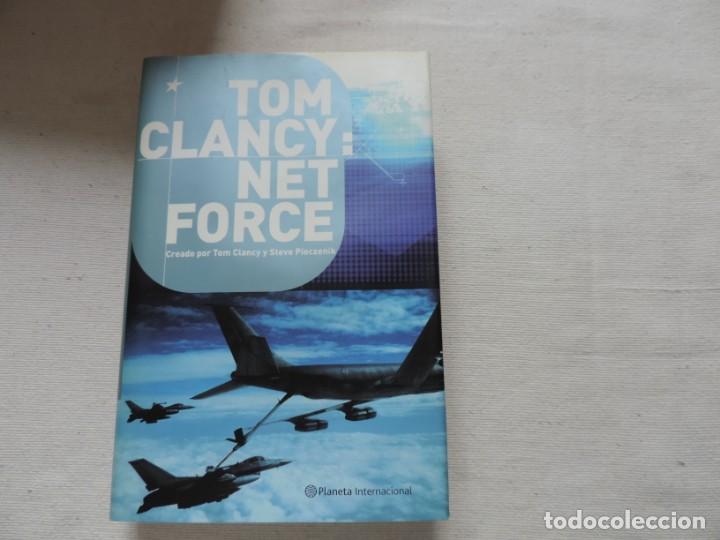 Libros de segunda mano: Tom Clancy: Net force (Tom Clancy y Steve Pieczenick) Editorial Planeta - Foto 1