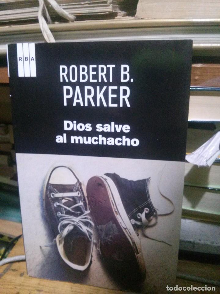 Libros de segunda mano: DIOS SALVE AL MUCHACHO, ROBERT B. ED. RBA - Foto 1