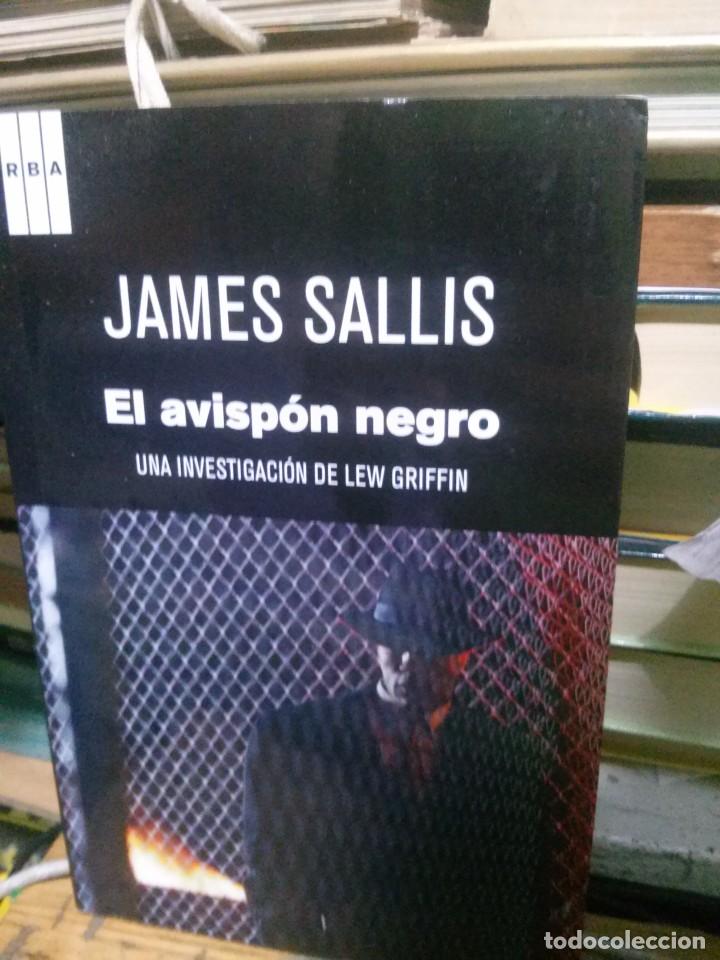 Libros de segunda mano: EL AVISP&Oacute;N NEGRO, JAMES SALLIS, ED. RBA - Foto 1
